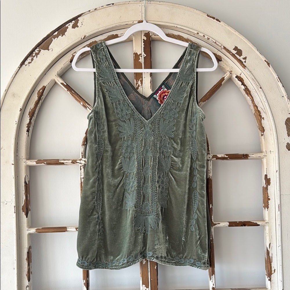 Johnny Was Green Sleeveless Tank Top with V-Neckline